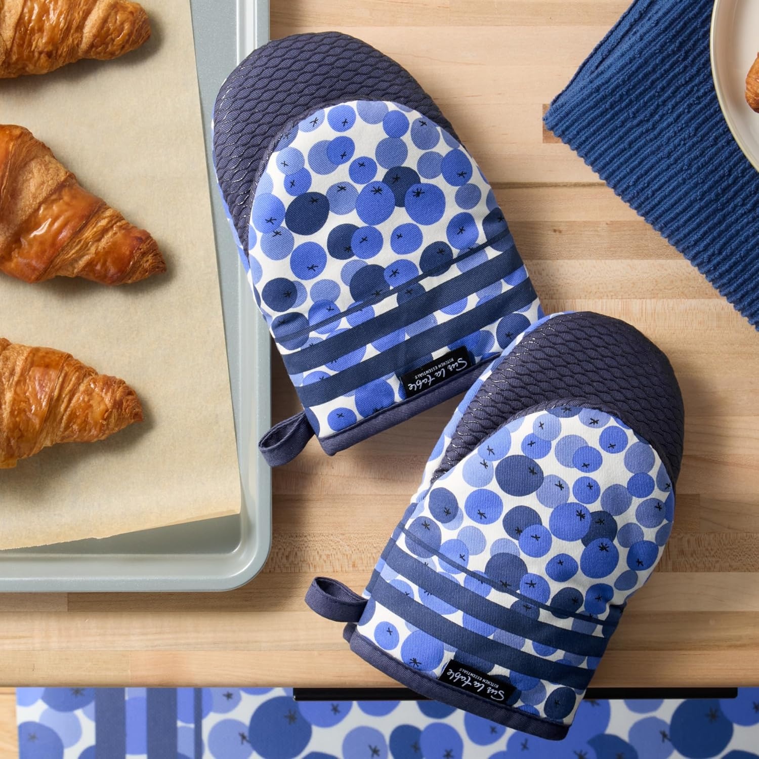image:imageSUR LA Table Kitchen Essentials Lemon Zest Citrus Fruit Mini Oven Mitt 2Pack Set Heat Resistant 100 Cotton Flexible NonSlip Silicone Grip YellowBlueIvory 55x8BlueWhite