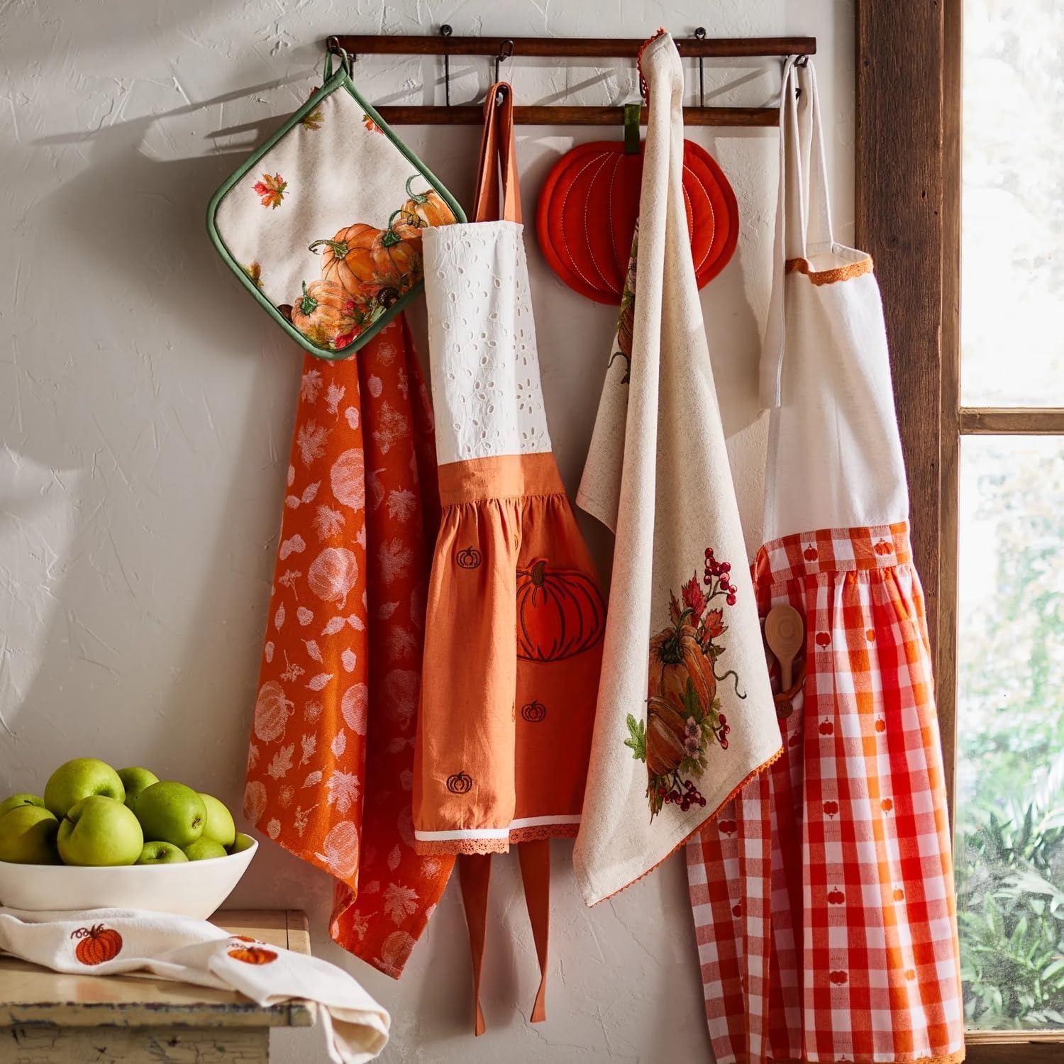 image:imageSur la table Childrens Pumpkin VintageStyle Apron Orange